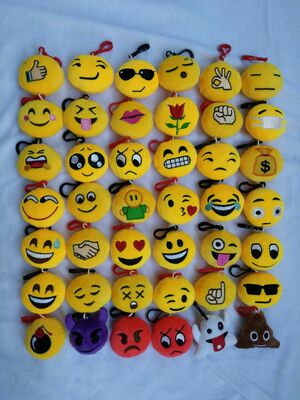 Χαριτωμένο καλό παιχνίδι Keychain βελούδου Emoji με το γάντζο για τα δώρα προώθησης