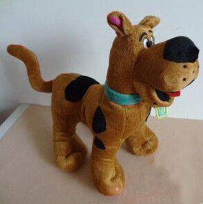 Τα καλά scooby γεμισμένα doo ζώα παιχνιδιών βελούδου κινούμενων σχεδίων στη στάση θέτουν